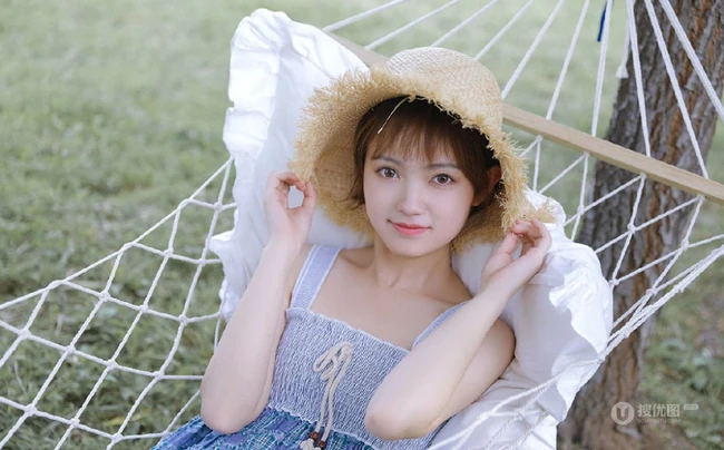 睡在户外吊室内，头戴斗笠，身着肩带裙的可爱短发女生清新写真套图