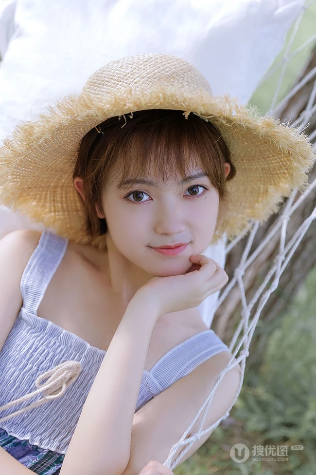 睡在户外吊室内，头戴斗笠，身着肩带裙的可爱短发女生清新写真套图