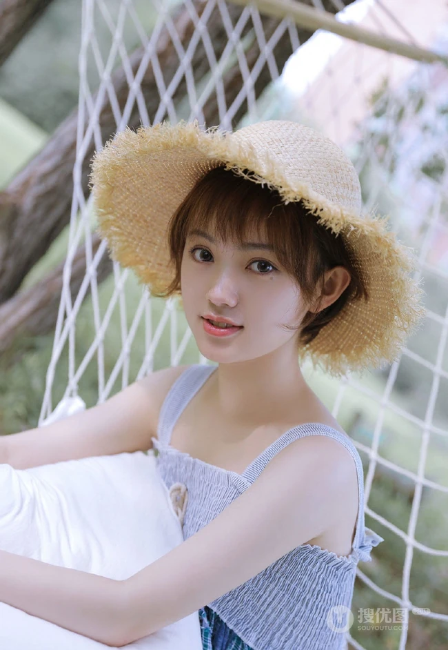 睡在户外吊室内，头戴斗笠，身着肩带裙的可爱短发女生清新写真套图