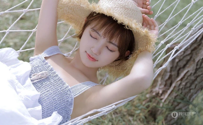 睡在户外吊室内，头戴斗笠，身着肩带裙的可爱短发女生清新写真套图
