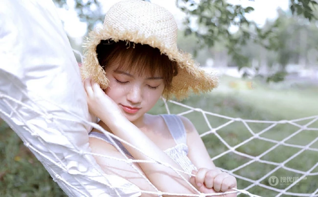 睡在户外吊室内，头戴斗笠，身着肩带裙的可爱短发女生清新写真套图