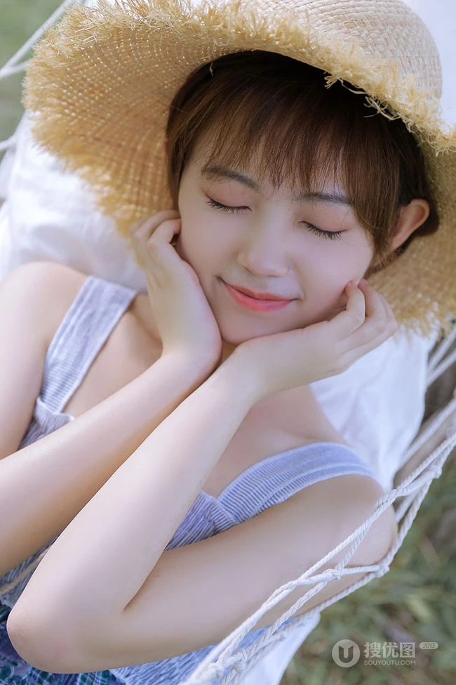 睡在户外吊室内，头戴斗笠，身着肩带裙的可爱短发女生清新写真套图