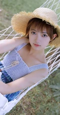 睡在户外吊室内，头戴斗笠，身着肩带裙的可爱短发女生清新写真套图