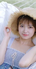 睡在户外吊室内，头戴斗笠，身着肩带裙的可爱短发女生清新写真套图