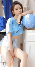 抱着一个篮球，身材超好的女生小姐姐，蓝衣牛仔裤短裤穿搭显线条感身姿写真套图