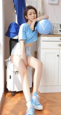 抱着一个篮球，身材超好的女生小姐姐，蓝衣牛仔裤短裤穿搭显线条感身姿写真套图