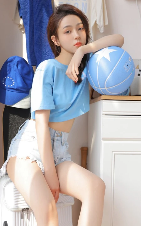 抱着一个篮球，身材超好的女生小姐姐，蓝衣牛仔裤短裤穿搭显线条感身姿写真套图