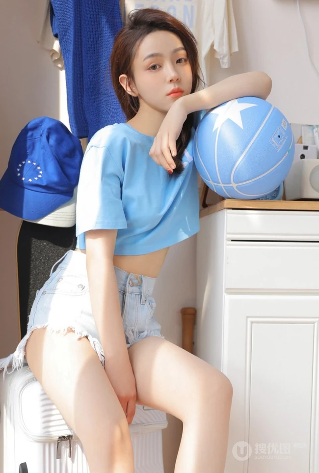 抱着一个篮球，身材超好的女生小姐姐，蓝衣牛仔裤短裤穿搭显线条感身姿写真套图