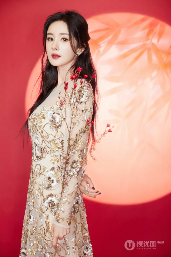 抱着一个篮球，身材超好的女生小姐姐，蓝衣牛仔裤短裤穿搭显线条感身姿写真套图