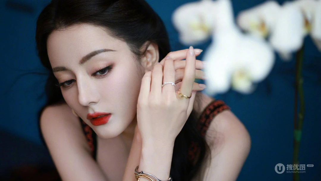 迪丽热巴壁纸，美女迪丽热巴超美吊带刺绣长裙穿搭写真壁纸套图