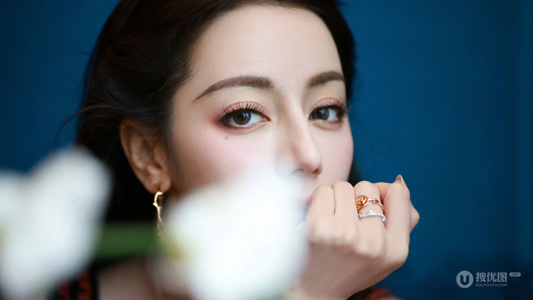 迪丽热巴壁纸，美女迪丽热巴超美吊带刺绣长裙穿搭写真壁纸套图