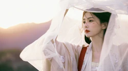 白鹿壁纸，白鹿一袭古装白裙加脸上受伤的妆容我见犹怜超美户外写真壁纸套图