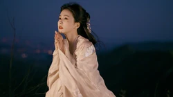 白鹿壁纸，白鹿一袭古装白裙加脸上受伤的妆容我见犹怜超美户外写真壁纸套图