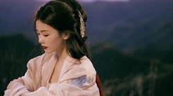 白鹿壁纸，白鹿一袭古装白裙加脸上受伤的妆容我见犹怜超美户外写真壁纸套图