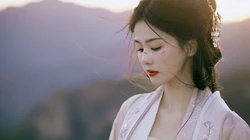 白鹿壁纸，白鹿一袭古装白裙加脸上受伤的妆容我见犹怜超美户外写真壁纸套图