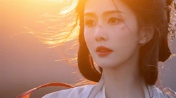 白鹿壁纸，白鹿一袭古装白裙加脸上受伤的妆容我见犹怜超美户外写真壁纸套图