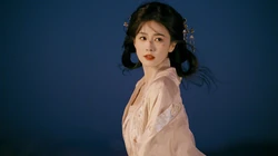 白鹿壁纸，白鹿一袭古装白裙加脸上受伤的妆容我见犹怜超美户外写真壁纸套图