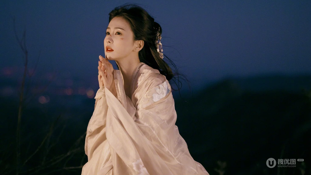 白鹿壁纸，白鹿一袭古装白裙加脸上受伤的妆容我见犹怜超美户外写真壁纸套图