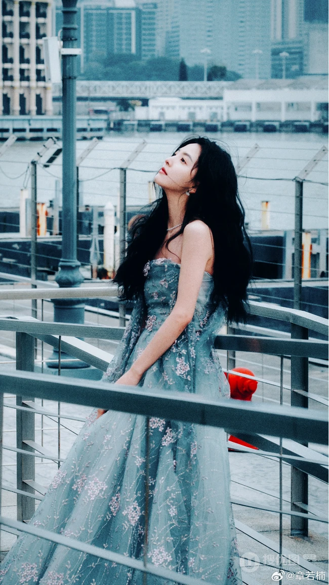 章若楠手机壁纸，美女章若楠超美海边码头写真手机壁纸套图