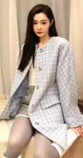 美女明星宋轶格纹外套短裙加长袜穿搭私房床上写真手机壁纸套图