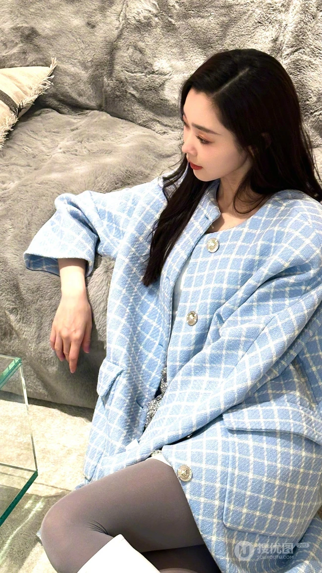 美女明星宋轶格纹外套短裙加长袜穿搭私房床上写真手机壁纸套图