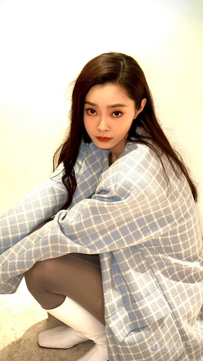 美女明星宋轶格纹外套短裙加长袜穿搭私房床上写真手机壁纸套图