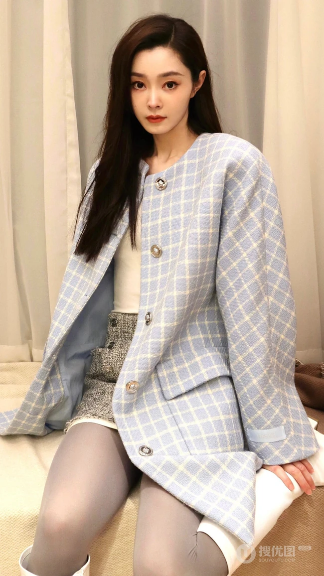 美女明星宋轶格纹外套短裙加长袜穿搭私房床上写真手机壁纸套图
