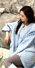 美女明星宋轶格纹外套短裙加长袜穿搭私房床上写真手机壁纸套图