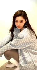 美女明星宋轶格纹外套短裙加长袜穿搭私房床上写真手机壁纸套图