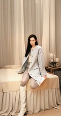 美女明星宋轶格纹外套短裙加长袜穿搭私房床上写真手机壁纸套图