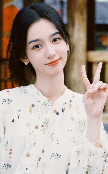 周也手机壁纸，身着小清新印花衫的美女周也单手比耶可爱美拍手机壁纸