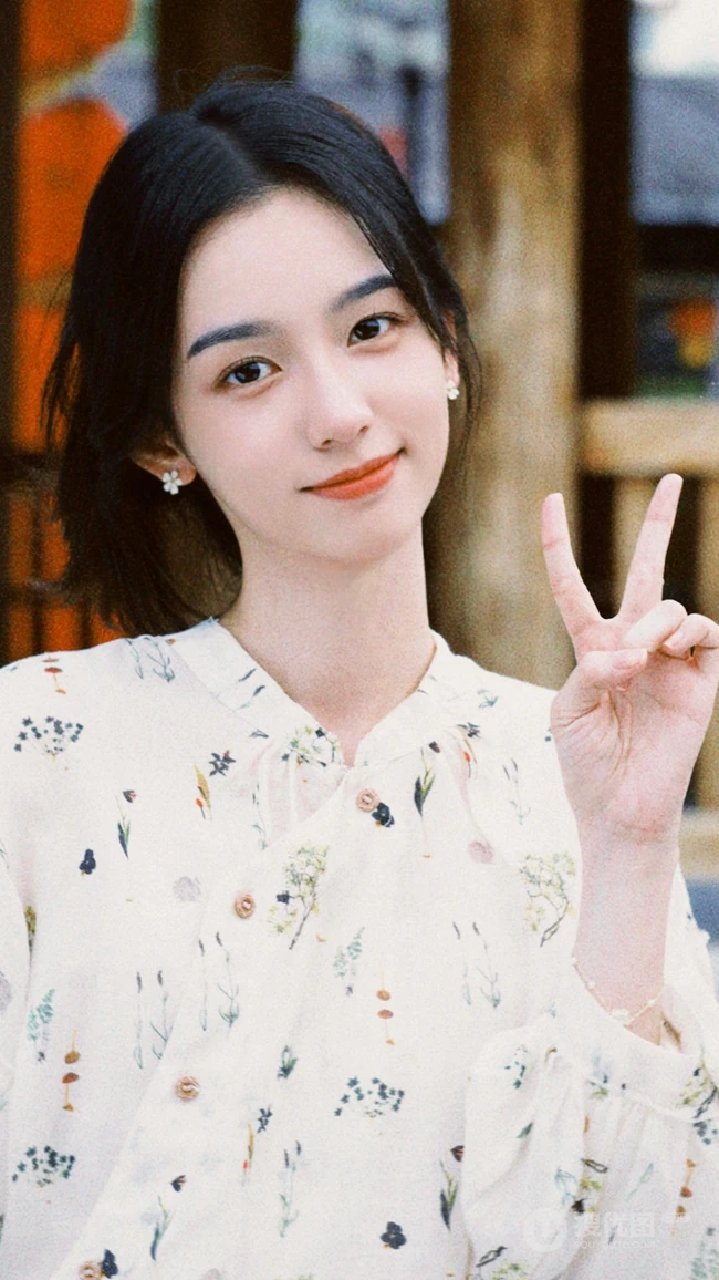 周也手机壁纸，身着小清新印花衫的美女周也单手比耶可爱美拍手机壁纸