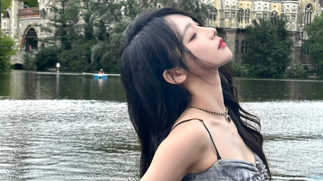 宋昕冉泳装壁纸，美女宋昕冉身着多套不同泳装海边泳池边超美桌面壁纸套图