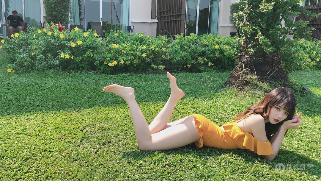 宋昕冉泳装壁纸，美女宋昕冉身着多套不同泳装海边泳池边超美桌面壁纸套图