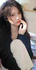 女生宋昕冉化身高冷小姐姐，身着黑色针织衫加白色长裤居家高清美拍写真照