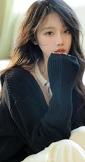 女生宋昕冉化身高冷小姐姐，身着黑色针织衫加白色长裤居家高清美拍写真照