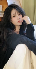 女生宋昕冉化身高冷小姐姐，身着黑色针织衫加白色长裤居家高清美拍写真照
