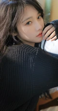女生宋昕冉化身高冷小姐姐，身着黑色针织衫加白色长裤居家高清美拍写真照