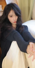 女生宋昕冉化身高冷小姐姐，身着黑色针织衫加白色长裤居家高清美拍写真照