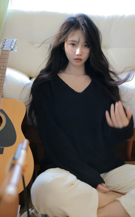 女生宋昕冉化身高冷小姐姐，身着黑色针织衫加白色长裤居家高清美拍写真照