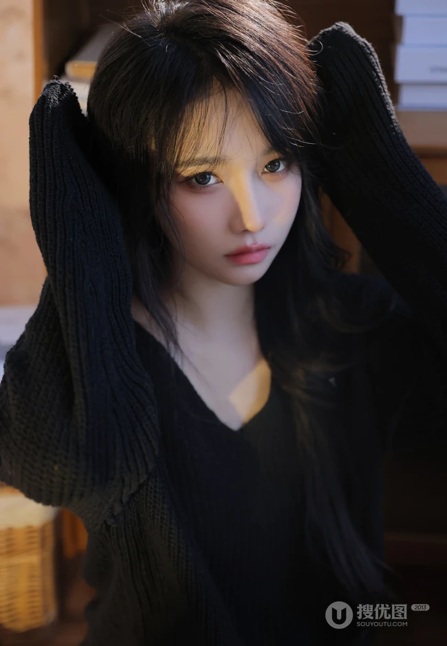 女生宋昕冉化身高冷小姐姐，身着黑色针织衫加白色长裤居家高清美拍写真照