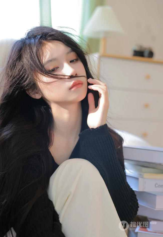 女生宋昕冉化身高冷小姐姐，身着黑色针织衫加白色长裤居家高清美拍写真照