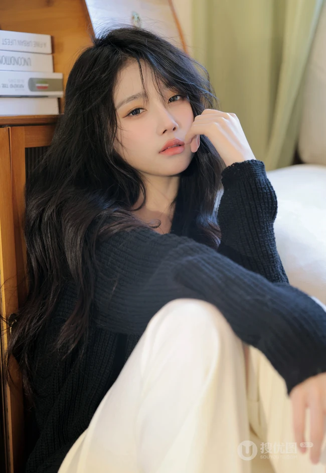 女生宋昕冉化身高冷小姐姐，身着黑色针织衫加白色长裤居家高清美拍写真照