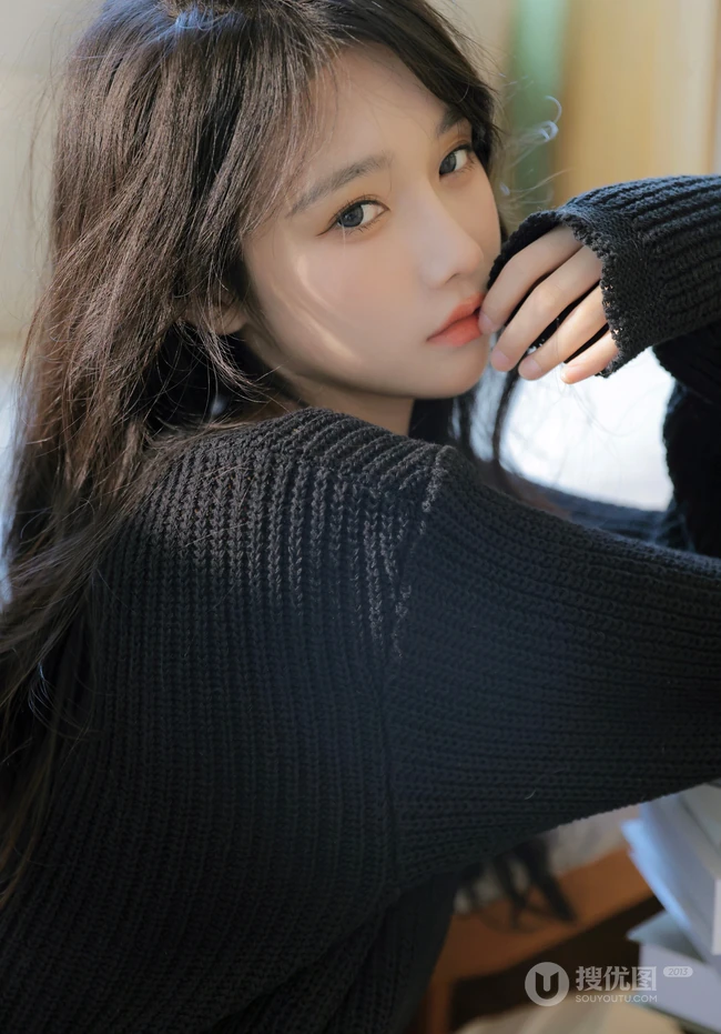 女生宋昕冉化身高冷小姐姐，身着黑色针织衫加白色长裤居家高清美拍写真照