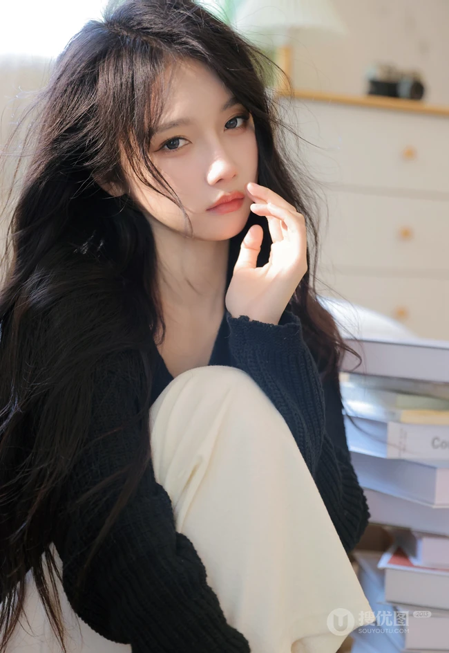 女生宋昕冉化身高冷小姐姐，身着黑色针织衫加白色长裤居家高清美拍写真照