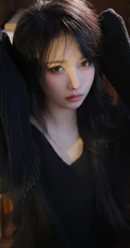 女生宋昕冉化身高冷小姐姐，身着黑色针织衫加白色长裤居家高清美拍写真照