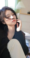 女生宋昕冉化身高冷小姐姐，身着黑色针织衫加白色长裤居家高清美拍写真照