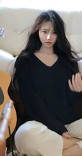 女生宋昕冉化身高冷小姐姐，身着黑色针织衫加白色长裤居家高清美拍写真照