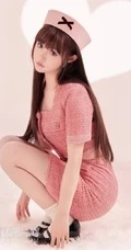 棉花糖的世界吗？戴着X帽子的漂亮可爱齐刘海长发女生粉色套装短裙居家写真套图