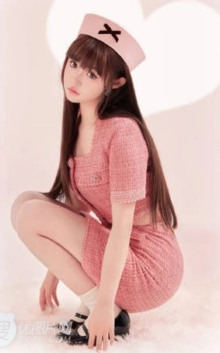 棉花糖的世界吗？戴着X帽子的漂亮可爱齐刘海长发女生粉色套装短裙居家写真套图